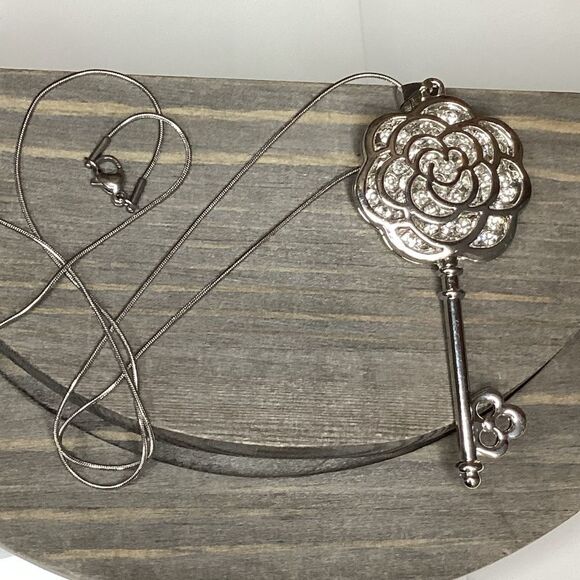 - 🗝️Sparkly Floral Key Pendant Sweater Chain🗝️ - Picture 3 of 17